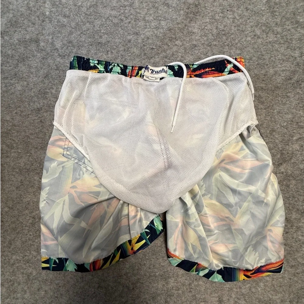 Trunks Surf & Swim Co Mens Medium Swim Trunks Navy Tropical Bird of Paradise